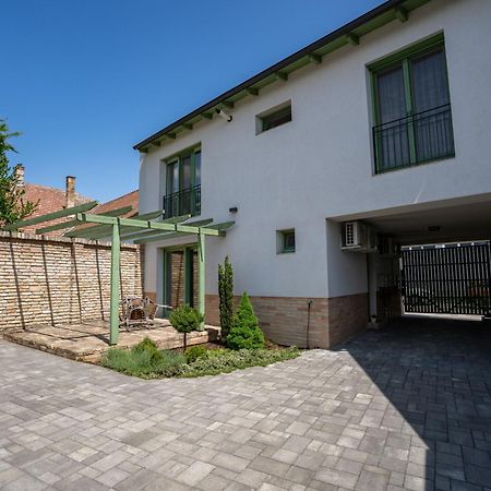 Jokai Apartman Dunafoldvar Exteriör bild