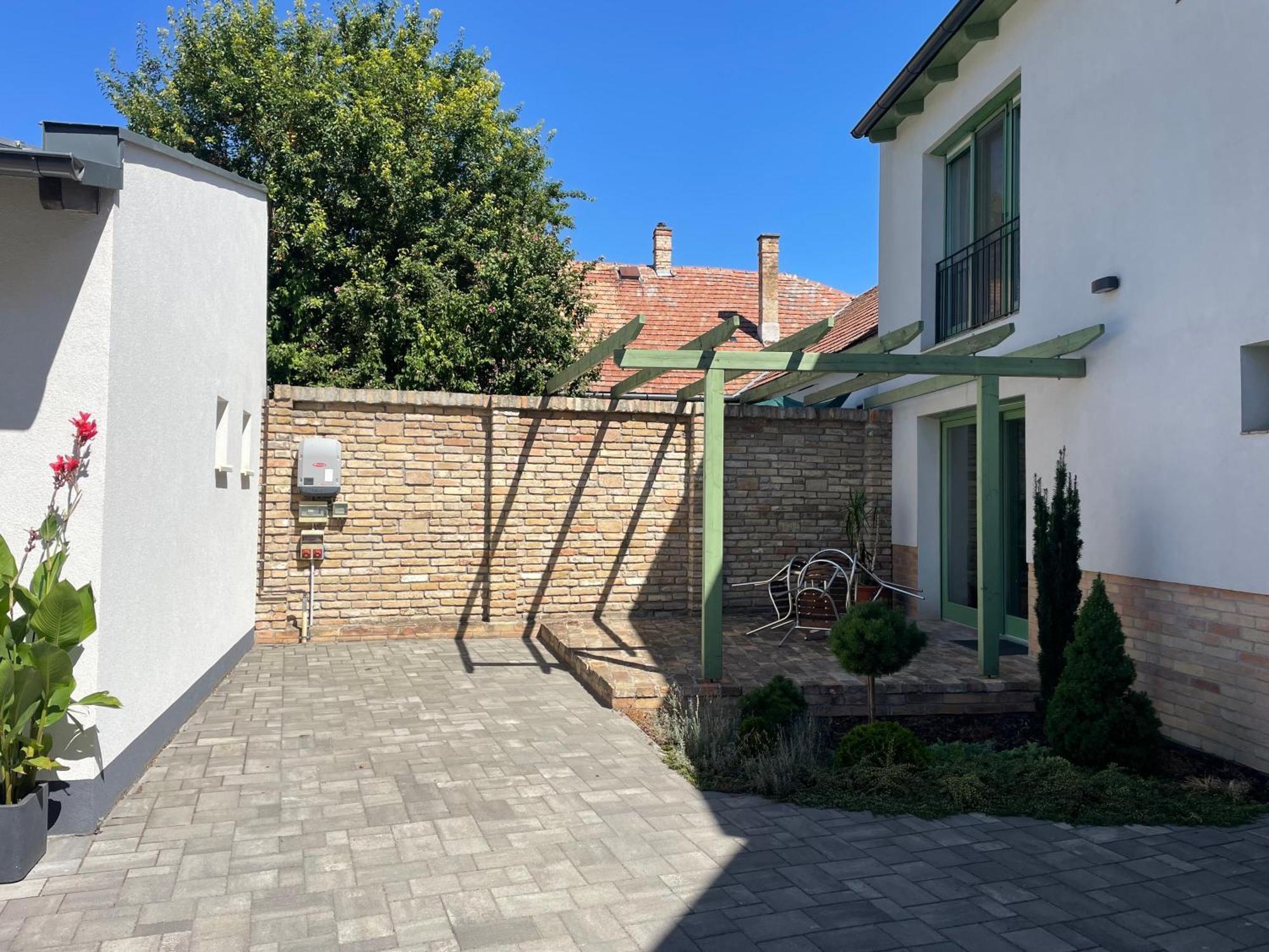 Jokai Apartman Dunafoldvar Exteriör bild