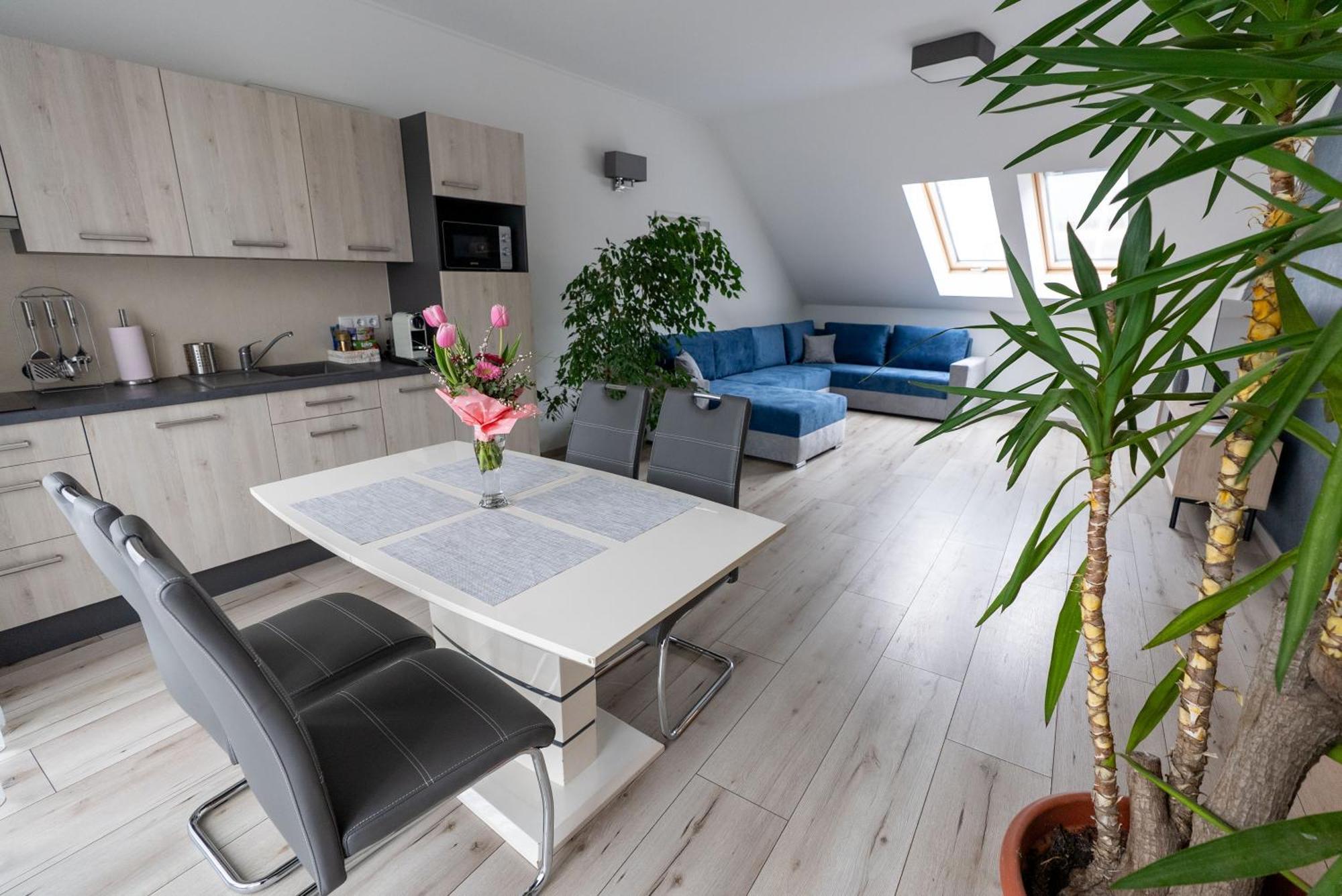 Jokai Apartman Dunafoldvar Exteriör bild