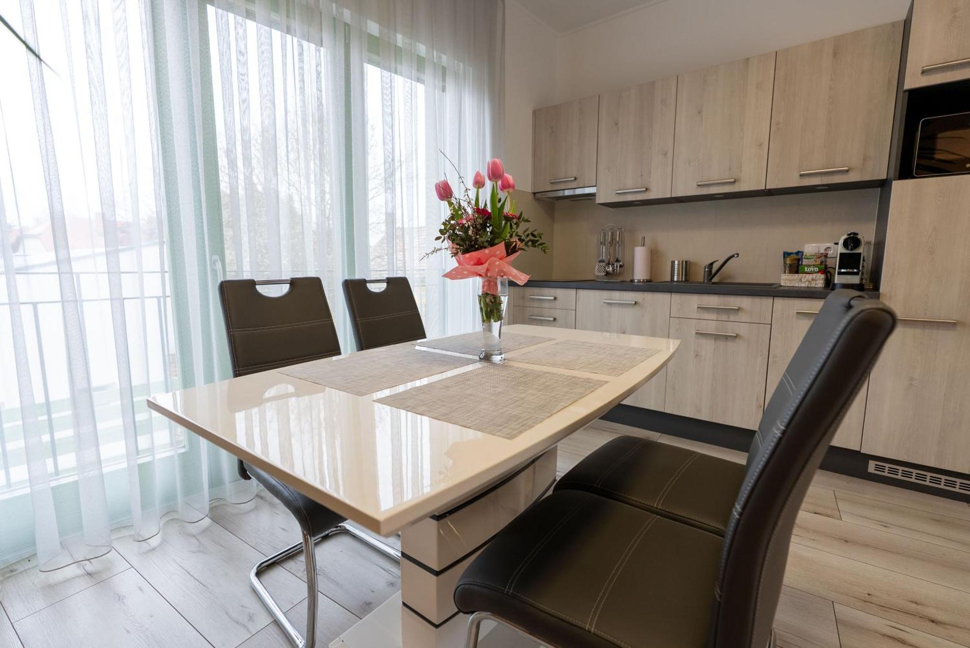 Jokai Apartman Dunafoldvar Exteriör bild