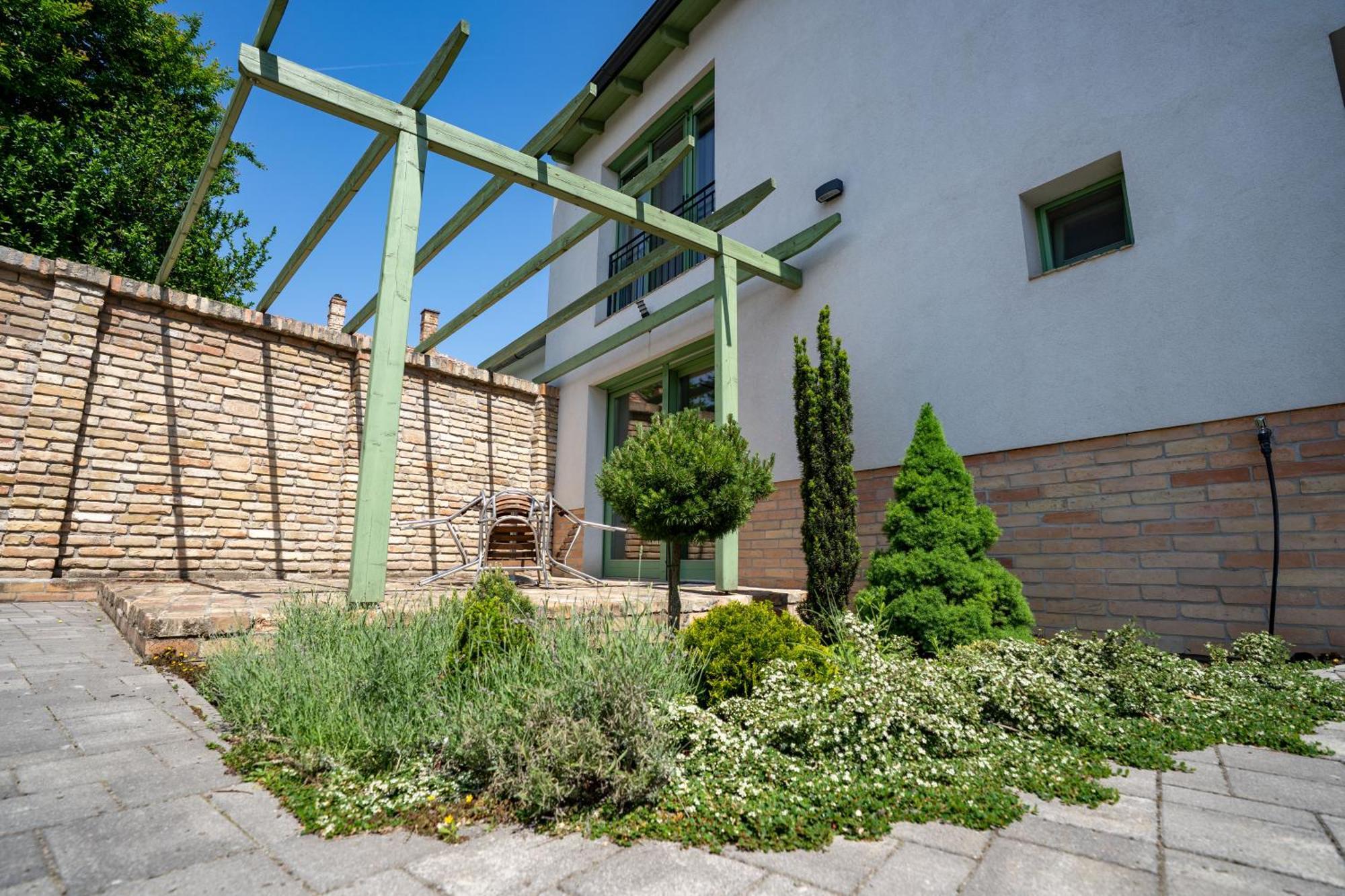 Jokai Apartman Dunafoldvar Exteriör bild